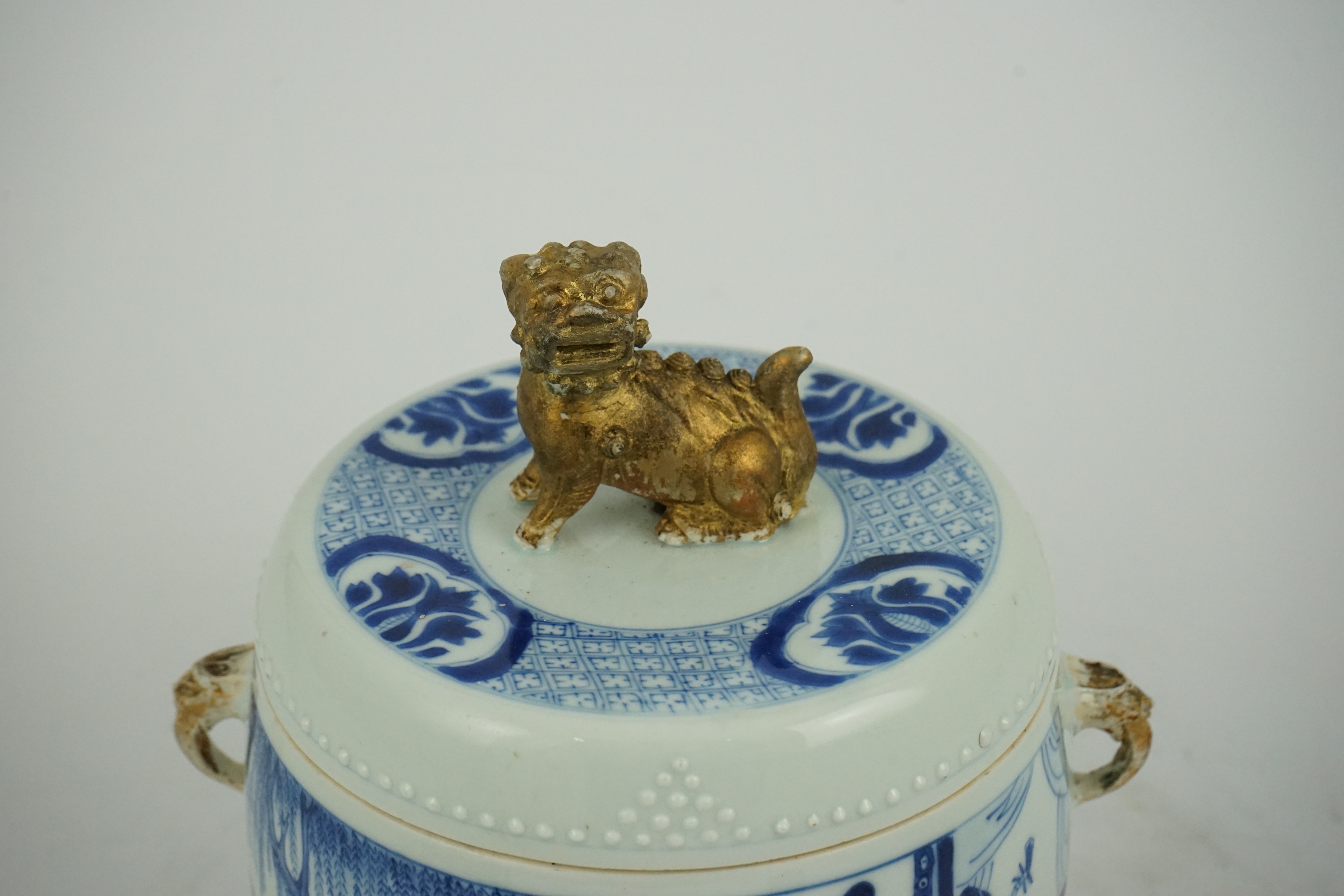 A Chinese blue and white 'Four Beauties' drum-shaped jar and cover, Kangxi period (1662-1722)